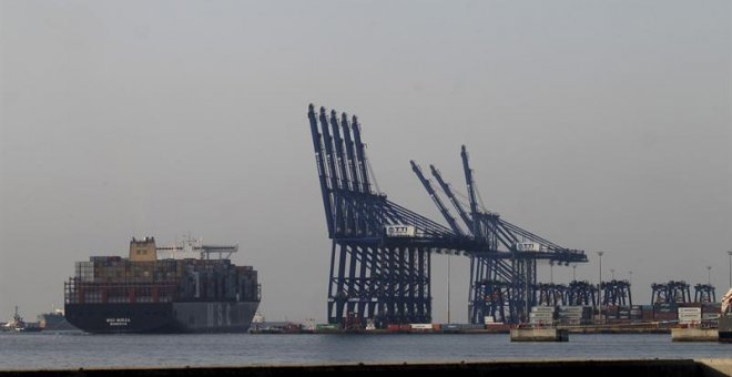 Un portacontenedores de la terminal de TTI suelta amarras ya con las grúas paradas en el Puerto de Algeciras (Cádiz), permanece sin actividad en el inicio de las 48 horas de huelga ininterrumpidas de la estiba. EFE/A.Carrasco Ragel