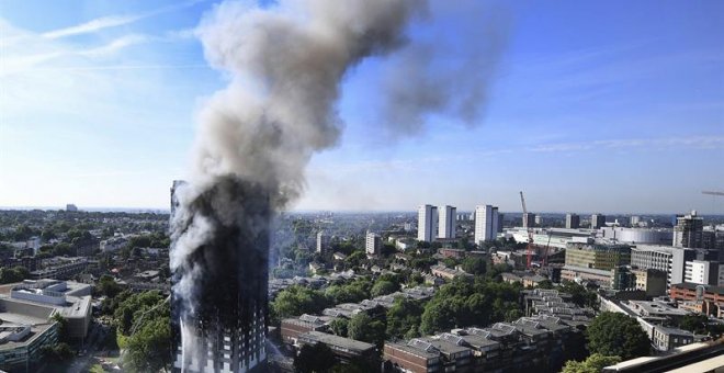 Vista del humo provocado por el incendio declarado en la Torre Grenfell en Lancaster West Estate en Londres. - EFE