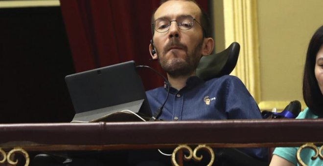 El secretario de Organización de Podemos, Pablo Echenique, sigue desde la tribuna de invitados del Congreso de los Diputados la intervención del líder del partido, Pablo Iglesias, para defender su programa de gobierno, en el debate de la moción de censura