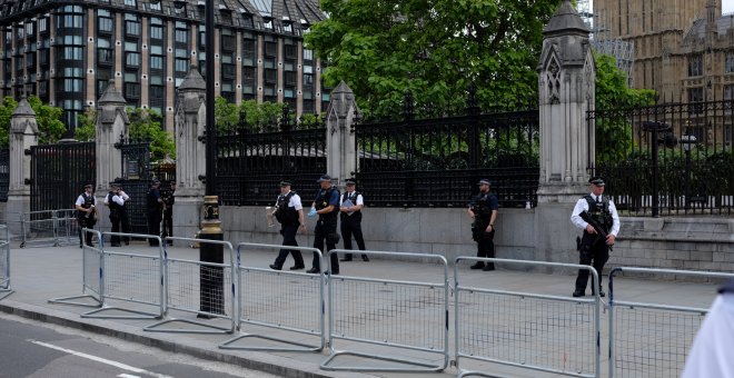 Los oficiales de policía armados se colocan fuera del Palacio de Westminster, en el centro de Londres, Gran Bretaña el 16 de junio de 2017. REUTERS / Will James