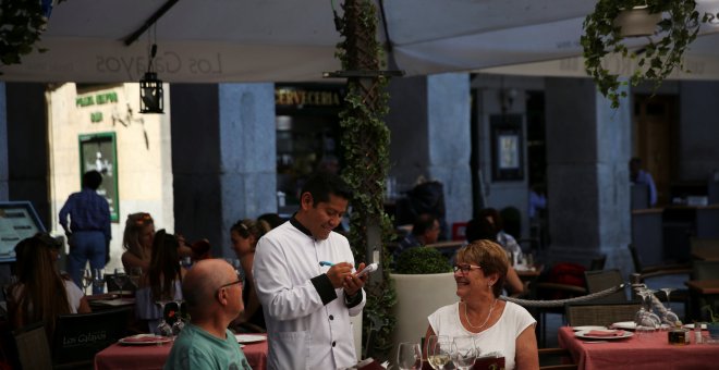 Un camarero toma nota de la orden en una terraza en el centro de Madrid. REUTERS/Susana Vera