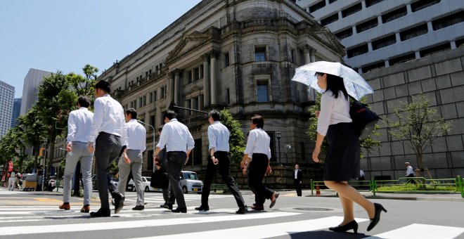 Varias personas cruzan la calle junta a la sede del Banco de Japón (BoJ, según sus siglas en inglés), en Tokio. REUTERS/Toru Hanai