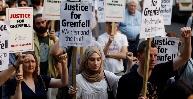 Cientos de manifestantes sostienen carteles pidiendo 'Justicia para Grenfell' al norte de Kensington. /REUTERS