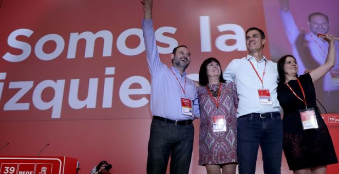 De izquierda a derecha, José Luis Abalos, Cristina Narbona, Pedro Sánchez y Adriana Lastra saludan a los delegados al comienzo del Congreso Federal del PSOE. /EFE