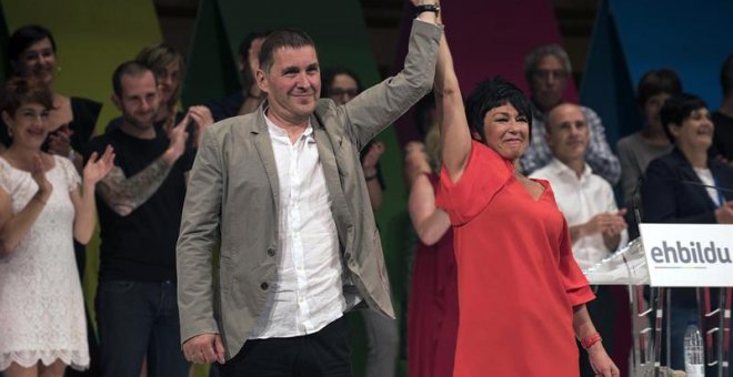 Arnaldo Otegi, coordinador general, y Maddalen Iriarte, portavoz en el Parlamento Vasco, durante el congreso de refundación de EH Bildu, que se ha dotado hoy de una nueva organización interna, con una Mesa Política que dirigirá la formación y veinte secr