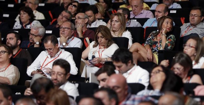 La presidenta de Andalucía, Susana Díaz (c), consulta su móvil durante la inauguración del Congreso Federal del PSOE, esta mañana en Madrid. EFE/Sergio Barrenjechea