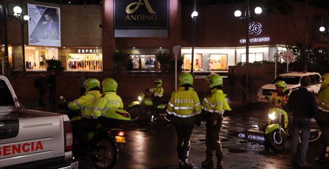 Integrantes de la policía colombiana inspeccionan los alrededores del Centro Comercial Andino tras el atentado. /EFE