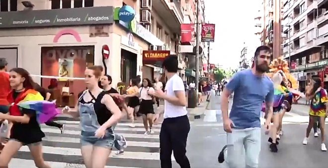Manifestantes corren huyendo de un grupo de Neonazis durante el Orgullo LGTB en Murcia