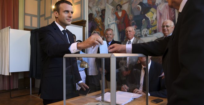 Emmanuel Macron deposita su voto en las urnas en la segunda vuelta de las elecciones al Parlamento de Francia.EFE/Christophe Archambault.