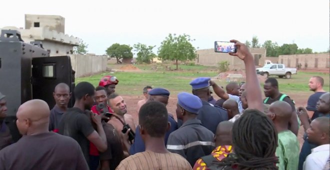 La Policía rescata a varias personas del centro vacacional de Le Campement Kangaba, en Mali, que fue asaltado por tres hombres armados. REUTERS