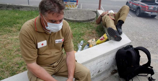 Personal de la Cruz Roja de Portugal descansa en la localidad de Figueiro dos Vinhos. | MIGUEL VIDAL (REUTERS)