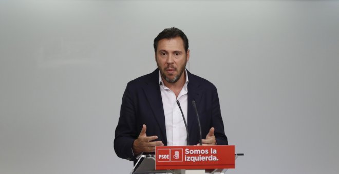 El nuevo portavoz de la ejecutiva del PSOE, Óscar Puente, durante la rueda de prensa posterior a la primera reunión de la Ejecutiva surgida del 39 Congreso Federal. EFE/Emilio Naranjo