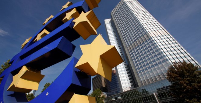 Un logo enorme del 'euro' a las puertas del Banco Central Europeo en Frankfurt.REUTERS