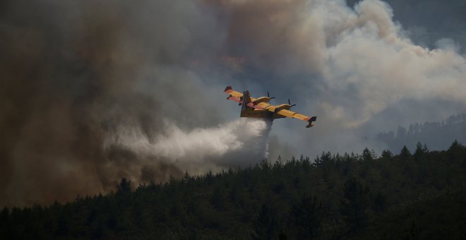 Un avión de bomberos trata de sofocar el incendio en Portugal REUTERS/Rafael Marchante
