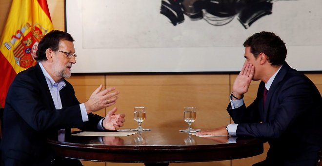 El presidente del Gobierno, Mariano Rajoy, y el líder de Ciudadanos, Albert Rivera, en una de sus reuniones previas al pacto de investidura. Archivo EFE