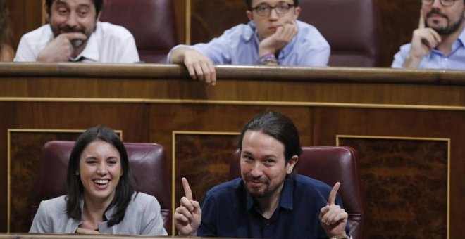 El lider de Podemos, Pablo Iglesias, en el Congreso. Justo detrás de él se puede ver a Alberto Garzón. | JUAN CARLOS HIDALGO (EFE)