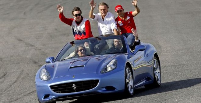 El piloto Fernando Alonso; el presidente de Ferrari, Luca Cordero; el piloto Felipe Massa; el president de la Generalitat, Francisco Camps y la alcaldesa de Valencia, Rita Barberá, a bordo de un Ferrari California(Valencia) /EFE
