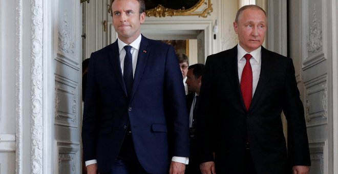 El presidente francés, Emmanuel Macron (i), y su homólogo ruso, Vladimir Putin (d), caminan por el Palacio de Versalles durante una reunión con motivo de una exposición que conmemora 300 años de relaciones diplomáticas entre ambos países REUTERS/Philippe
