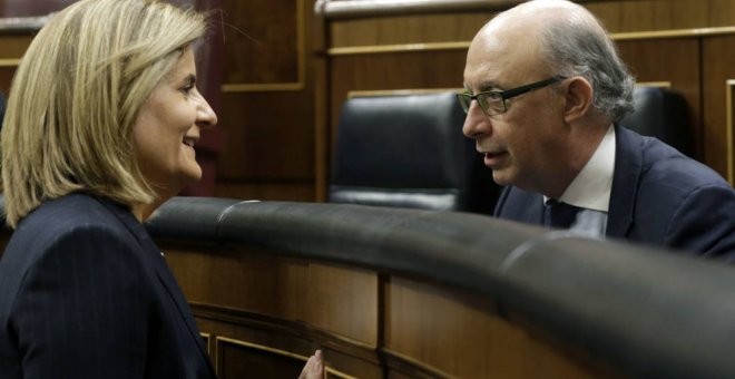 La ministra de Empleo y Seguridad Social, Fátima Báñez (i), conversa con el ministro de Hacienda, Cristóbal Montoro. EFE