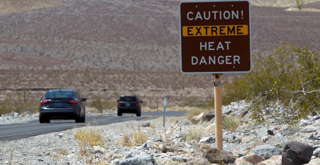 Un cartel alerta del peligro de las altas temperaturas a la entrada de Death Valley, en California. - REUTERS