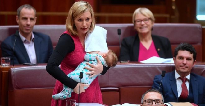La senadora australiana Larissa Waters amamanta a su bebé mientras interviene en el parlamento. REUTERS
