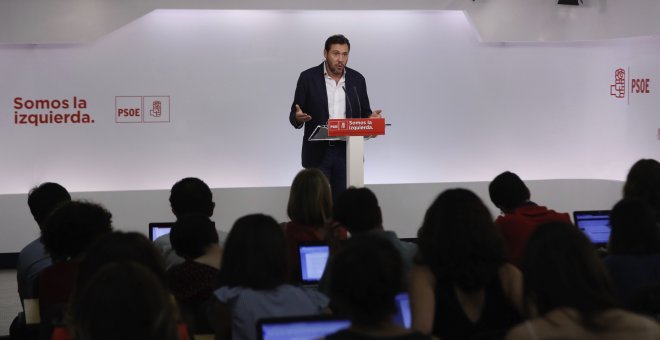 El nuevo portavoz de la ejecutiva del PSOE, Óscar Puente, durante la rueda de prensa posterior a la primera reunión de la Ejecutiva surgida del 39 Congreso Federal. EFE/Emilio Naranjo