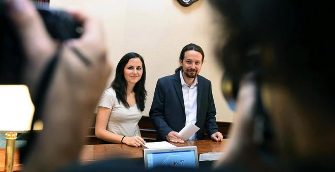 El secretario general de Podemos, Pablo Iglesias, acompañado por la portavoz adjunta de Unidos Podemos en el Congreso, Ione Belarra, registran la Proposición de Ley contra la pobreza infantil. | FERNANDO VILLA (EFE)