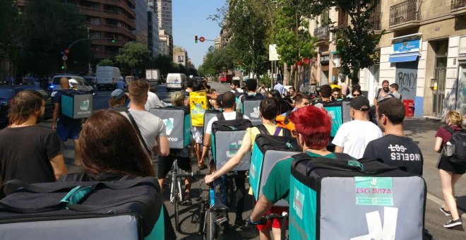 Trabajadores de Deliveroo se manifiestan en Barcelona para reivindicar derechos laborales./@JesusSanTe