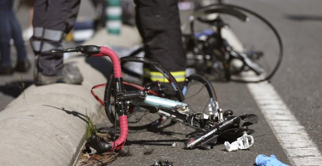 Restos de una bicicleta tras ser arrollada por un vehículo. EFE