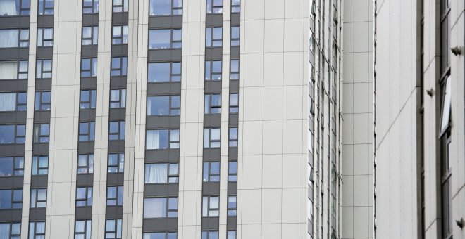 Uno de los edificio del complejo residencial evacuado en la noche del viernes en Londres, llamado Tallow Tower, con más de 700 apartamentos, por no ser seguro contra incendios. EFE/EPA/PETE MACLAINE