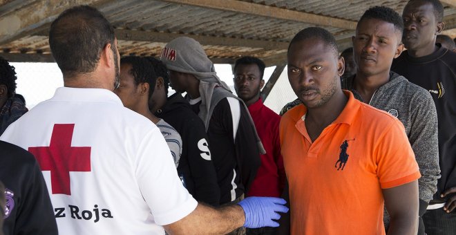 Llegada al puerto de Motril (Granada) de algunas de las 73 personas de origen subsahariano, entre ellas once mujeres y cuatro menores, que han sido rescatadas  de dos pateras por efectivos de Salvamento Marítimo en las cercanías de la isla de Alborán. EFE