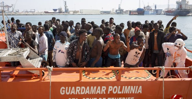 Llegada de la embarcación Guardamar Polimnia de Salvamento Marítimo al puerto de Málaga con los inmigrantes que han sido rescatados cuando viajaban en dos pateras por las cercanías de la isla de Alborán. EFE/Daniel Pérez