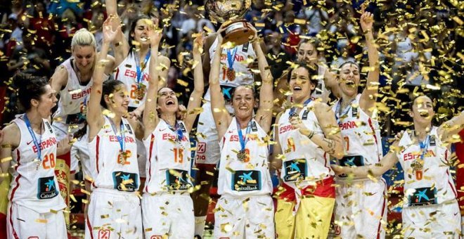 Las jugadoras de la selección española de baloncesto celebran su oro en el Eurobasket. | EFE