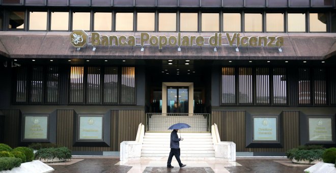 Una persona pasa por delante de la entrada de la sede del Banca Popolare di Vicenza. REUTERS/Stefano Rellandini