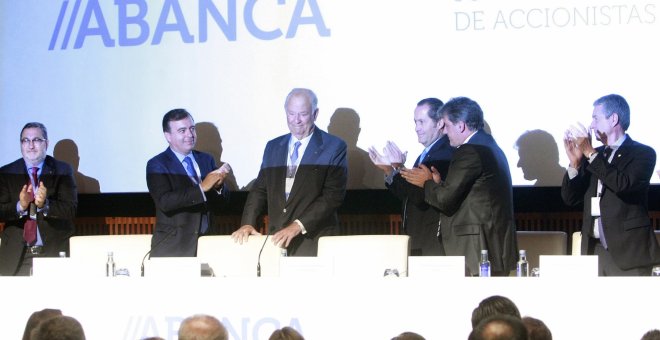 El hasta ahora presidente de Abanca, Javier Echeverría (3i), recibe un aplauso durante la junta de accionistas celebrada en A Coruña, donde ha dejado la presidencia de la entidad en manos de su vicepresidente, Juan Carlos Escotet (3d). EFE/Cabalar