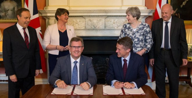 La líder del Partido Unionista Democrático (DUP) Arlene Foster, la primera ministra británica Theresa May, el diputado de DUP Jeffrey Donaldson y el secretario parlamentario británico del Tesoro Gavin Williamson /REUTERS