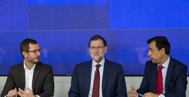 El vicesecretario general de Acción Sectorial del Partido Popular, Javier Maroto (i), el presidente del Gobierno, Mariano Rajoy (c), y el vicesecretario general de Organización del Partido Popular, Fernández Martínez Maillo (d), durante la reunión del Com