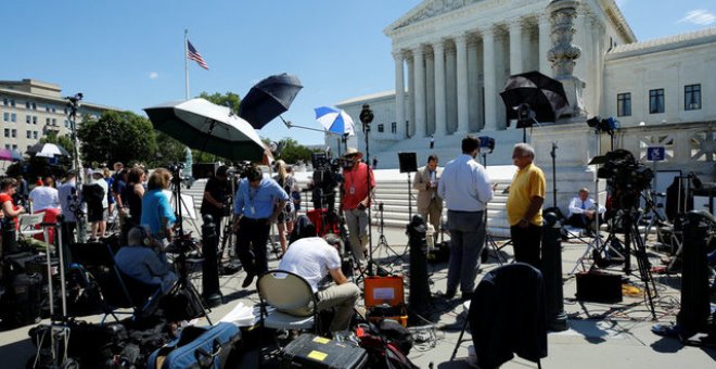 Reporteros a las afueras de las Cortes Supremas de Washington / REUTERS