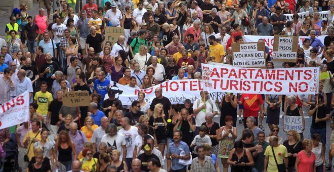 Manifestación contra los pisos turísticos en Barcelona. (EFE)