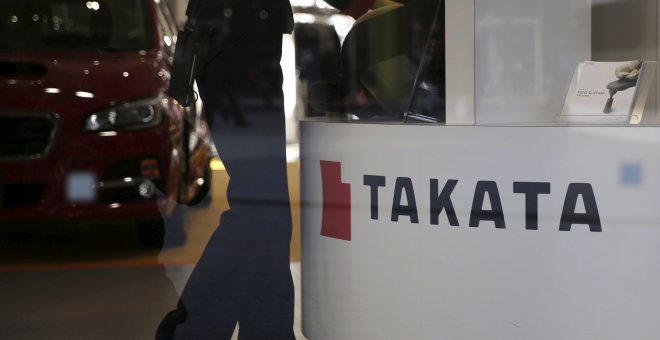 Una mujer junto a un mostrador del fabricante japonés Takata en un muestrario de vehículos en Tokio. REUTERS/Toru Hanai