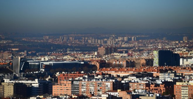 Boina de contaminación sobre la ciudad de Madrid en una panorámica tomada a finales de 2016.- AFP