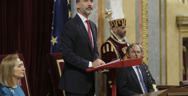 El rey Felipe VI, durante el discurso que pronunció en el Congreso de los Diputados donde los monarcas han presidido la sesión solemne de la conmemoración del 40 aniversario de las elecciones de 1977. EFE/Juan Carlos Hidalgo