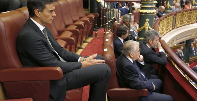 El secretario general del PSOE, Pedro Sánchez (i) en la tribuna de invitados del hemiciclo. /EFE