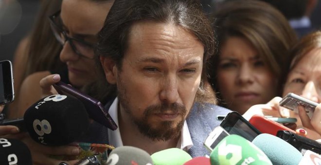 El líder de Podemos, Pablo Iglesias, hace declaraciones a los medios a su salida del Congreso de los Diputados. /EFE