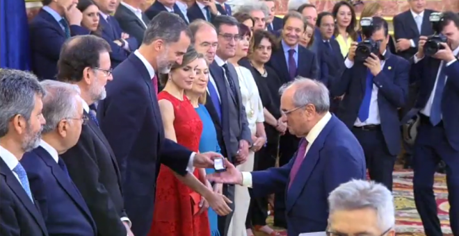 Felipe VI entrega a Rodolfo Martín Villa, exministro franquista, la medalla conmemorativa de las Cortes Constituyentes. 28 de Junio de 2017