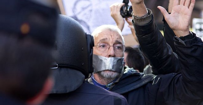 Un hombre protesta en una manifestación.- AMNISTIA INTERNACIONAL