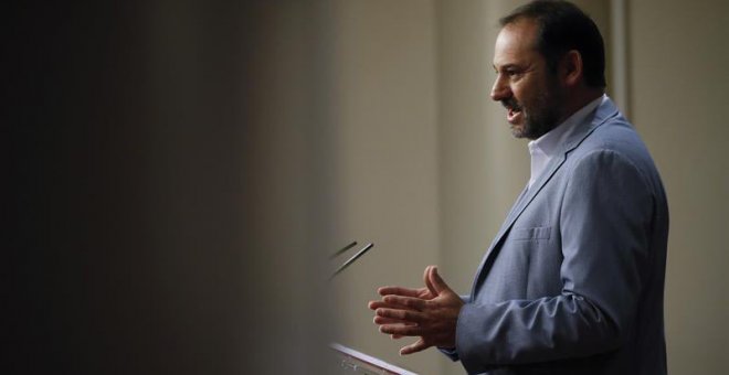 El secretario de Organización del PSOE, José Luis Ábalos, durante la rueda de prensa ofrecida en el Congreso de los Diputados. | JUAN CARLOS HIDALGO (EFE)