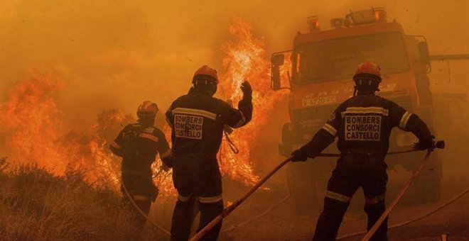 Labores de extinción del incendio en Sierra Calderona. | EFE