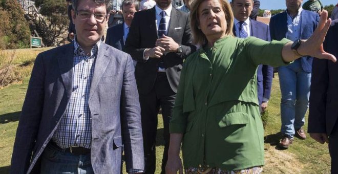 Los ministros de Energía, Turismo y Agenda Digital, Álvaro Nadal (i) y Empleo y Seguridad Social, Fátima Báñez (d), durante la visita al Parador de Mazagón (Huelva). | JULIÁN PÉREZ (EFE)