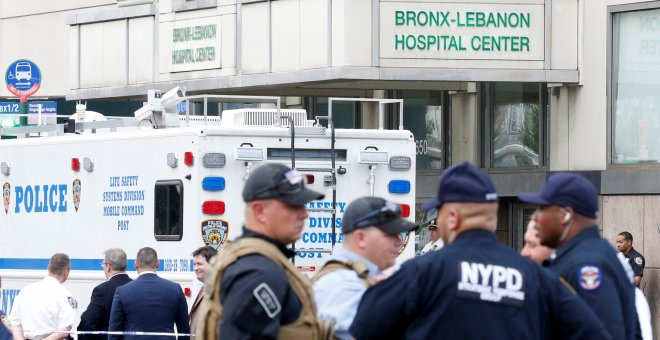 Policía de Nueva York a las puertas del hospital Bronx-Lebanon después de que un hombre disparase a varias personas.REUTERS/Brendan McDermid